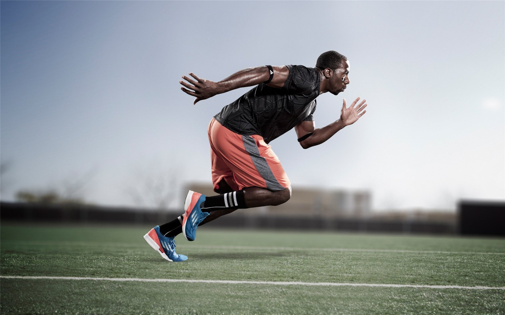 “三叉湖水上救生赛：选手在水中展开与时间赛跑的较量”