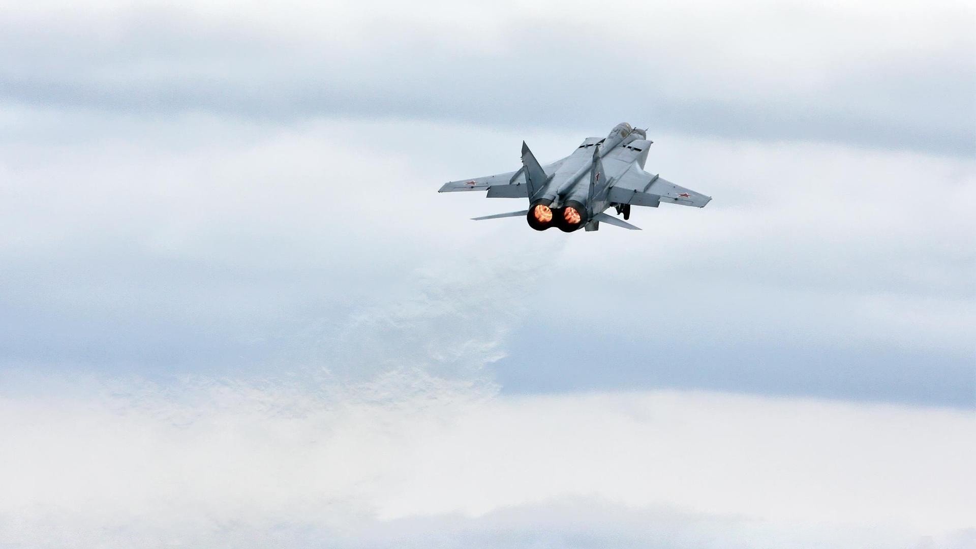 “羽毛球选手超常发挥,简阳文体中心赛场火爆”